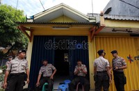 Sejumlah aparat kepolisian berjaga-jaga di ruko perumahan Titian Indah perumahan Titian Indah, Kelurahan Kalibaru, Kecamatan Medansatria, Bekasi, Rabu (21/03).