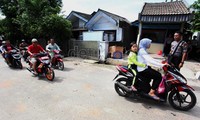 Para pengendara yang masuk maupun keluar kompleks harus melapor ke polisi.