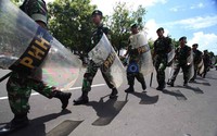 Dengan tameng, TNI diterjunkan untuk mengamankan aksi unjuk rasa.