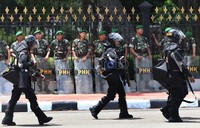 Mereka bersiaga di depan Istana.