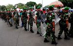 Istana Dikepung  Ribuan Buruh, Tentara Diturunkan
