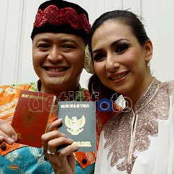 Kena Tipu, Deswita Sedang Hamil?