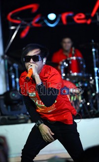 Ian Kasela Cs membawakan beberapa lagu dari album terdahulunya yang sempat hits di tahun 2005.