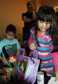 Afiqah menunjukkan kepada Baim mainan yang dibawanya dari rumah.