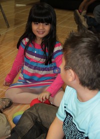 Meski belum lama kenal, keduanya nampak akrab saat bermain.