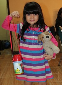 Afiqah nampak menunjukkan botol minum Angry Birds kesukaannya.