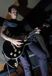 Sementara sang gitaris Mamie lebih banyak memberi suguhan rock etnik.