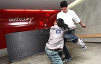 Mad Dog terkena tendangan telak di wajahnya.