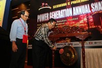 Direktur Operasi Indonesia Barat PLN Moch Harry Jaya Pahlawan memukul gong sebagai tanda dibukanya pameran dan seminar kelistrikan yang bertema New Technologies, Solution, Applied and Best Practice Method for Power Plant Performance. (Humas PLN).