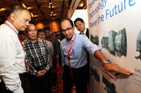 Direktur Operasi Indonesia Barat PLN Moch Harry Jaya Pahlawan meninjau stand pameran. (Humas PLN).