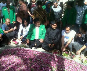 Slank Ziarah ke Makam Gus Dur
