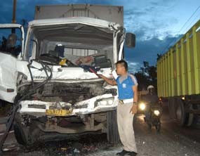 Tiga Truk Tabrakan Beruntun, Sopir Trailer Terjepit Satu Jam