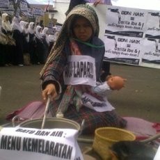 Tolak BBM Naik, Perempuan Miskin Beraksi di Gedung Sate