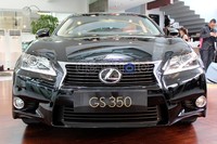 esain eksterior GS series kini lebih dinamis dengan desain spindle grill. Konsep grille terbaru di dalam Lexus tersebut menonjolkan karakter yang kuat dan menegaskan mobil cita rasa premium yang stylish.