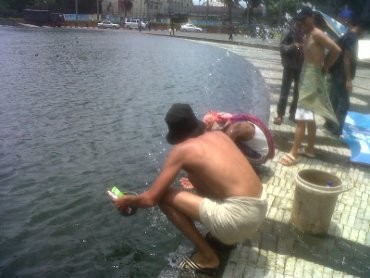 Byurr! 4 Aktivis Hari Air Mandi dan Nyuci di Bundaran HI