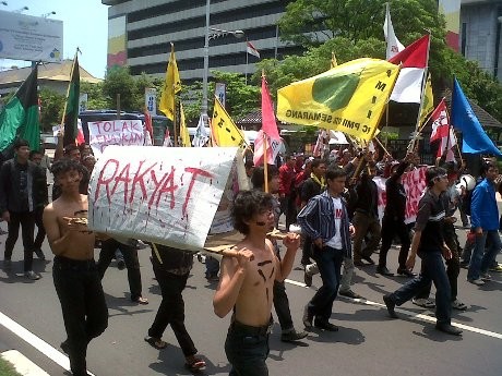 Tolak Kenaikan BBM, Ratusan Mahasiswa Semarang Bakar Ban & Keranda