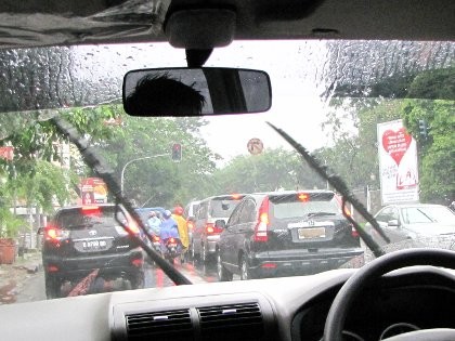 Kaca Mobil Jadi Kabur Saat Menyalakan Wiper