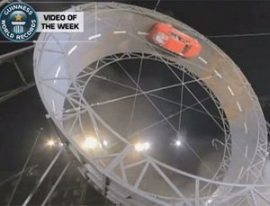 Ajaib, Pria Mengendarai Mobil di Lintasan Mirip Roller Coaster