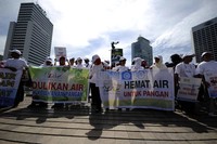 Para pendemo membentangkan spanduk-spanduk tuntutan yang mereka bawa di bundaran Hotel Indonesia, Jakarta.