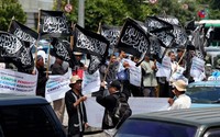 Aksi yang diikuti ratusan orang tidak membuat kemacetan karena berlangsung tertib. Namun suara pendemo yang membawa pengeras suara sangat memekakkan telinga di kawasan HI.