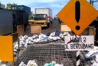 Bahkan ada satu titik sudah ambles seluas 1x1,5 m. Di atas jalan yang terlihat rangka besinya itu diberi tulisan Hati2 Jalan Rusak dengan tanda seru berwarna kuning di atasnya. Dhurandhara/detikNews.