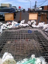 Jalan rusak di Jembatan Teluk Gong, Pejagalan, Penjaringan, Jakarta Utara, tidak cuma satu titik. Ada 3 titik jalan rusak di jembatan tersebut. Dhurandhara/detikNews.
