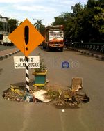 Jalan di Jembatan Teluk Gong Ambles
