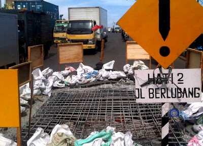 Jalan di Jembatan Teluk Gong Ambles