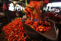Seorang pedagang cabai sedang melayani pembeli di Pasar Senen, Jakarta, Kamis (22/3/2012).