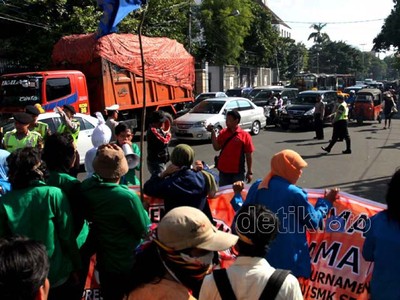 Ada Demo Anti BBM Naik, Jalan Diponegoro Macet