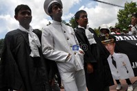 Massa menuntut Theddy Tengko segera ditangkap dan diadili atas kasus korupsi APBD yang menyebabkan kerugian negara sebesar 42,5 Milyar lebih