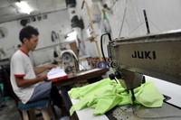 Isu kenaikan harga BBM serta TDL ini tentunya membuat para pengusaha industri konveksi gigit jari, mengingat dengan kenaikan tersebut dipastikan harga produksi merekapun turut bertambah besar.