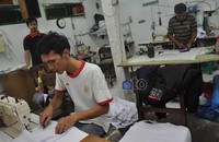Pemilik salah satu industri konveksi di kawasan Cijantung, Jakarta Timur ini mengaku keberatan apabila isu kenaikan TDL akan berbarengan dengan kenaikan harga BBM, pasalnya saat ini saja mereka sudah mulai menaikkan harga barang yang mereka jual dikarenakan bahan baku yang didapatkan dalam memproduksi baju seragam serta lainnya ini sudah mulai naik.