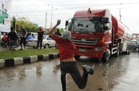 Sebuah mobil dibakar mahasiswa saat berlangsungnya ujuk rasa di kampus Universitas Hasanuddin Makassar, Sulsel, Rabu (21/3). Aksi tersebut sebagai bentuk protes atas rencana pemerintah menuikkan harga BBM.