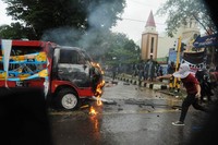 Pemerintah beralasan APBN terlalu berat memberi subsidi BBM dan subsidi salah sasaran. Bagi pendemo, subsidi untuk BBM terasa berat karena APBN dikorupsi. Pendemo meminta pemerintah memenjarakan koruptor APBN daripada membuat rakyat makin kesulitan secara ekonomi.