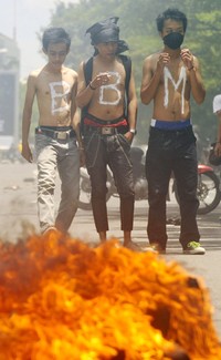 Aksi ini tidak perlu terjadi bila pemerintah peka terhadap masalah rakyat kecil bukannya jalan-jalan ke luar negeri. ANTARA/Yusran Uccang.