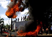 Aksi tersebut mereka lakukan sebagai bentuk penolakan atas rencana pemerintah menaikkan harga BBM. ANTARA/Yusran Uccang.