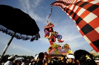 Pawai ini pun manjadi objek wisata gratis bagi warga sekitar maupun pengguna jalan.