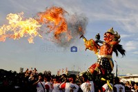 Aksi sembur api menambah dramatisnya suasana pawai.