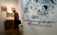 Pengunjung melihat karya-karya Wayang Beber yang dipamerkan