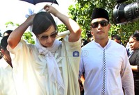 Meski hamil besar, Nia tetap melayat di TPU Karet Bivak, Rabu (21/3/2012) siang. Jenas/detikcom