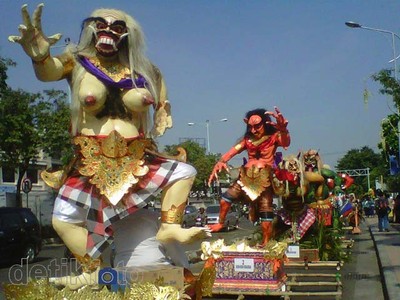 Ogoh-ogoh Raksasa Diarak Keliling Tugu Pahlawan