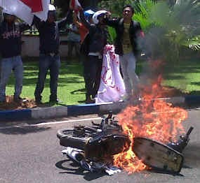 Tolak Kenaikan Harga BBM Mahasiswa Bakar Sepeda Motor
