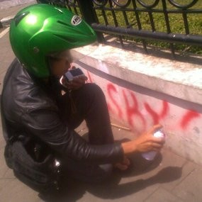 Penolak BBM Naik Coret-coret Tembok Gedung Sate 