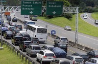 Pemandanagn ini menjadi langgana bila musim liburan. Namun, warga nampaknya tidak pernah kapok meski harus bermacet berjam-jam.