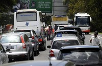 Kemacetan ini mendorong sebagian warga menjual jasa guide/penunjuk arah melewati jalan perkampungan yang tidak terlampau padat.