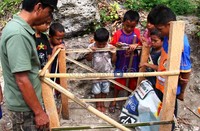 Agar tidak terhapus dan terinjak-injak, warga memagari jejak kaki tersebut. Farid Maupa/detikcom.