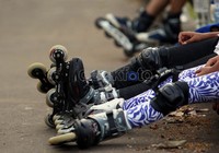 Selain memiliki perlengkapan utama sepatu roda (roller), juga harus dilengkapi helm dan alat pelindung siku serta lutut untuk pengamanan keselamatan.