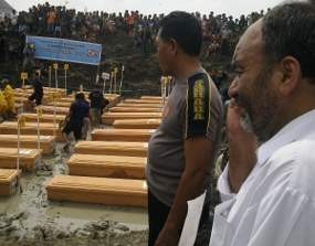 Pemakaman Imigran Gelap Korban Kapal Tenggelam Diwarnai Isak Tangis