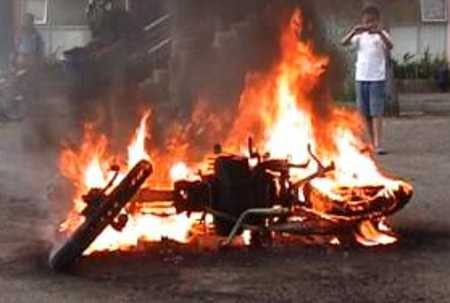 2 Pencuri Helm Dihajar Warga, Sepeda Motor Pelaku Dibakar